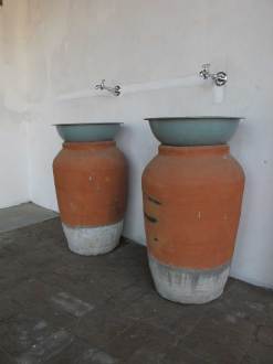 The washbasins were made of terracotta pots and a metal bowl (frequently used by construction workers in India to carry rubble)